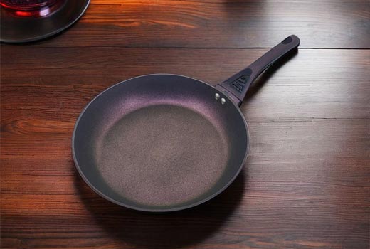 Hvilket materiale anbefales til non-stick pander?